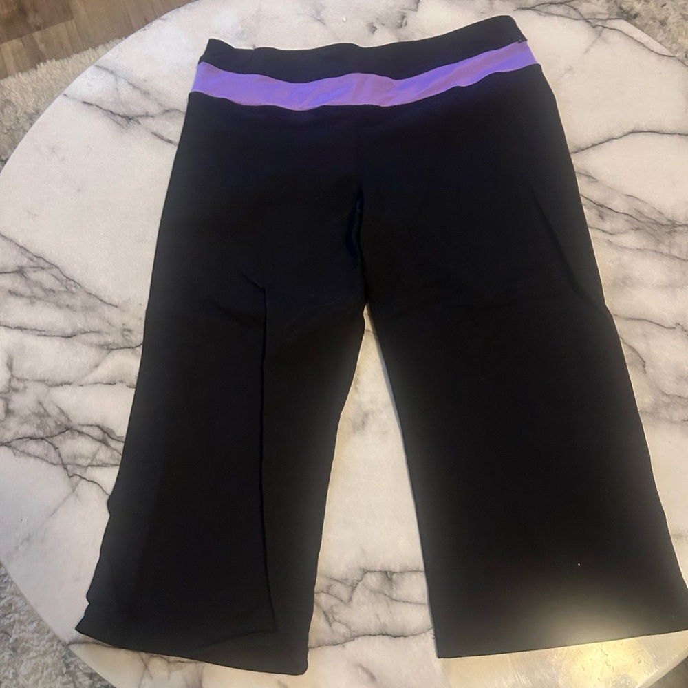 Stylish women’s  Leggings with Purple Accent. Size medium